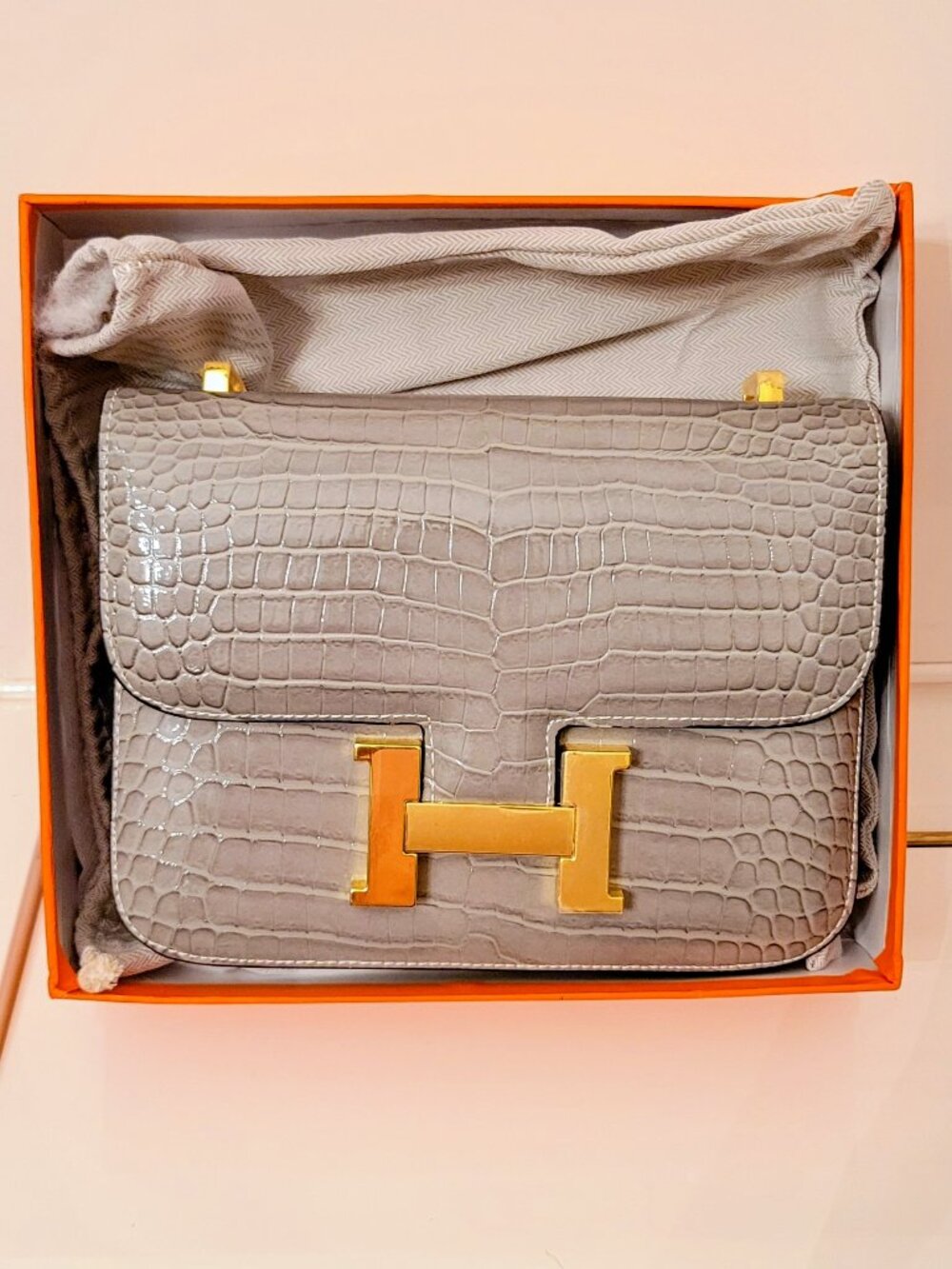 ** Very cute elephant grey crossbody fashion bag! Never used. No brand.
